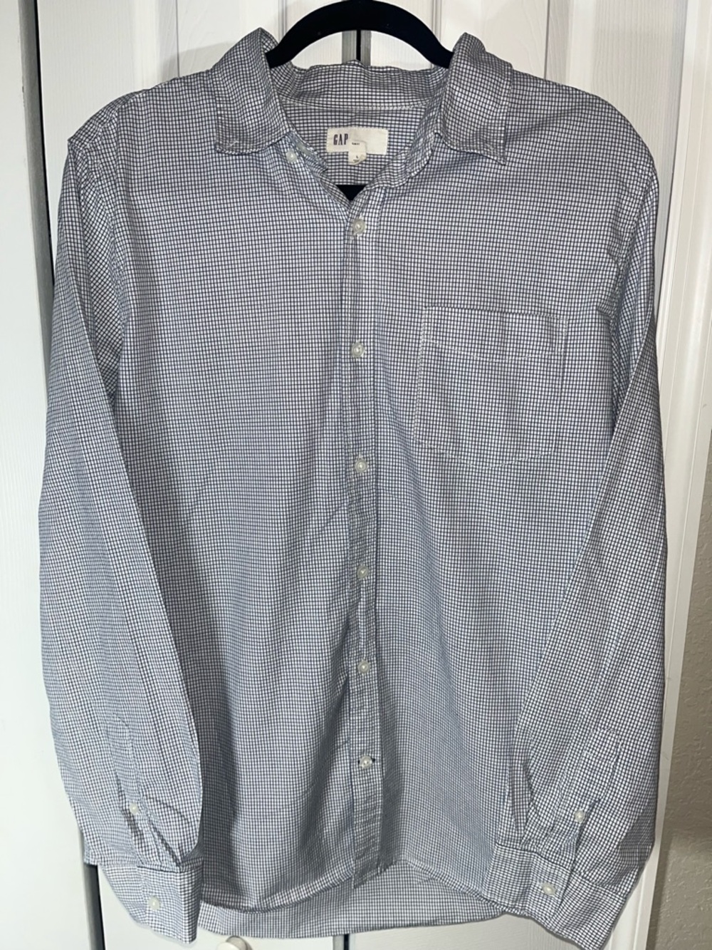GAP men’s slim fit button up long sleeve dress shirt size Large (white & blue)